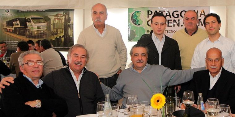 Eduardo, Rodrigo y Dante Gentile compartieron el almuerzo con José María Llaver, Sergio Gómez, Eduardo Sancho y Roberto Gentile. Foto: Gentileza