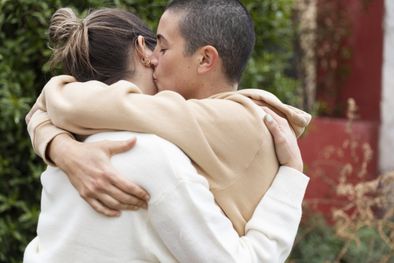 MDZol | Se recomienda empezar por un abrazo: tacto al cien por ciento. Foto: Freepick.