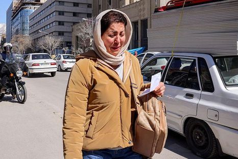 Una mujer llorando en las calles de Teherán este martes. Una mujer llorando en las calles de Teherán este martes.