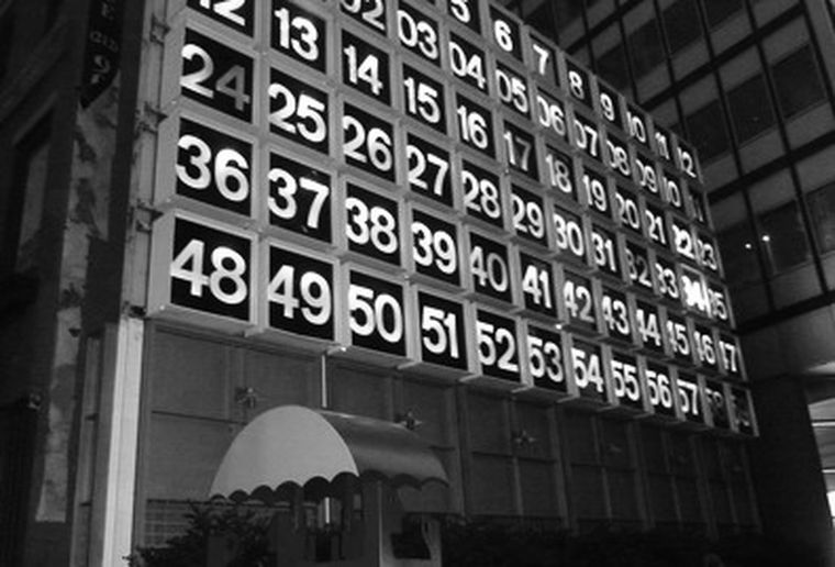 Números en un muro de Wall Street.