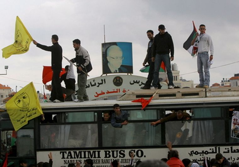 Prisioneros palestinos son recibidos por sus familiares tras cruzar el puesto fronterizo de Betunia Foto: EFE