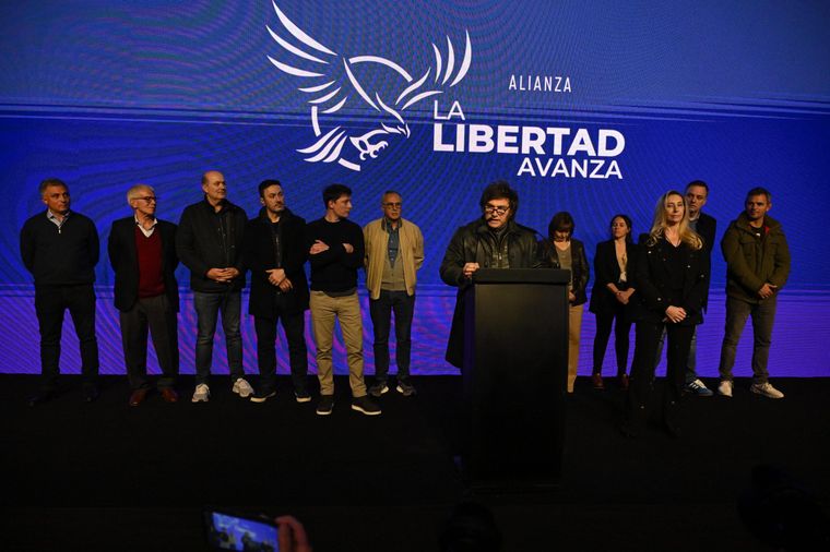 Luego de la derrota en las elecciones bonaerenses, Javier Milei reunió a la plana mayor de su gobierno en la Casa Rosada. Luis Caputo, el gran ausente. Luego de la derrota en las elecciones bonaerenses, Javier Milei reunió a la plana mayor de su gobierno en la Casa Rosada. Luis Caputo, el gran ausente.