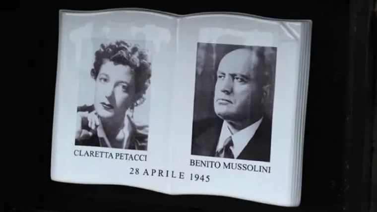 Una placa conmemorativa, inaugurada en 2012, recuerda el lugar donde fueron fusilados Mussolini y su amante, Claretta Petacci, hace 80 años. Foto: BBC