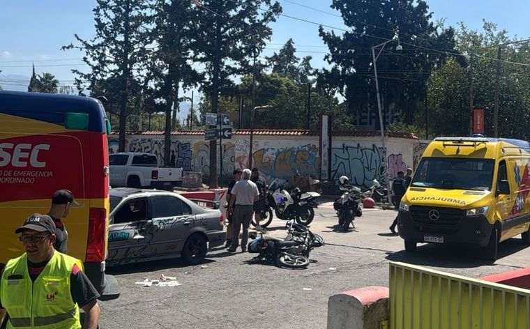 Dos mujeres resultaron heridas cuando la motociclenta en la que circulaban colisionó contra un automóvil.