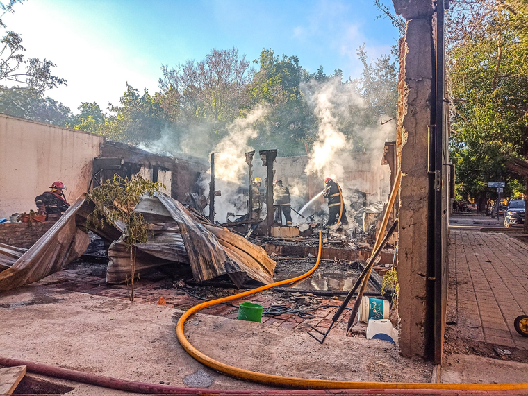 El trabajo de Bomberos para sofocar el incendio de Las Heras Foto: Emilce Vargas Ferrara/MDZ con Moto G24 Power
