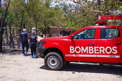 Los bomberos trabajaron sobre el incendio tras ser alertados por efectivos de la UEP Tunuyán. Los bomberos trabajaron sobre el incendio tras ser alertados por efectivos de la UEP Tunuyán.