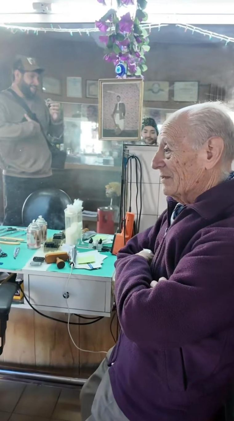 A sus 92 años, el emblemático peluquero de Godoy cruz relata con orgullo las anécdotas de una vida dedicada por completo al oficio. A sus 92 años, el emblemático peluquero de Godoy cruz relata con orgullo las anécdotas de una vida dedicada por completo al oficio.