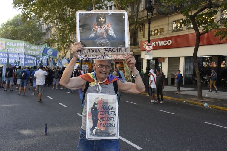 Se empieza a colmar la zona aledaña al vallado en el Congreso. Foto: Juan Mateo Aberastain
