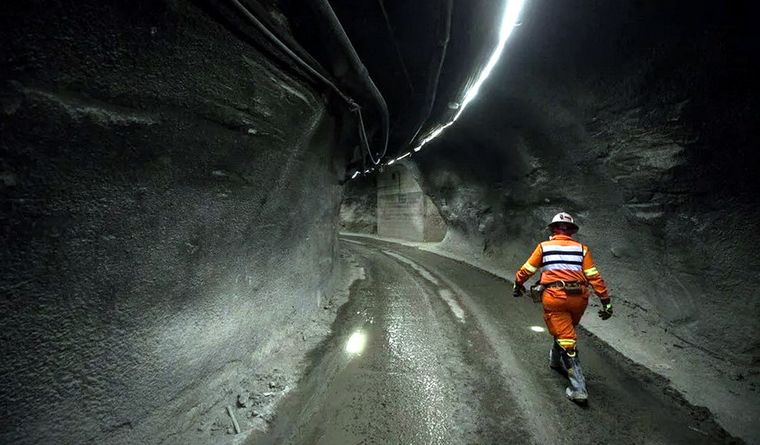 Chile vive una tragedia en una mina de cobre y Gabriel Boric toma cartas en el tema. Foto Efe
