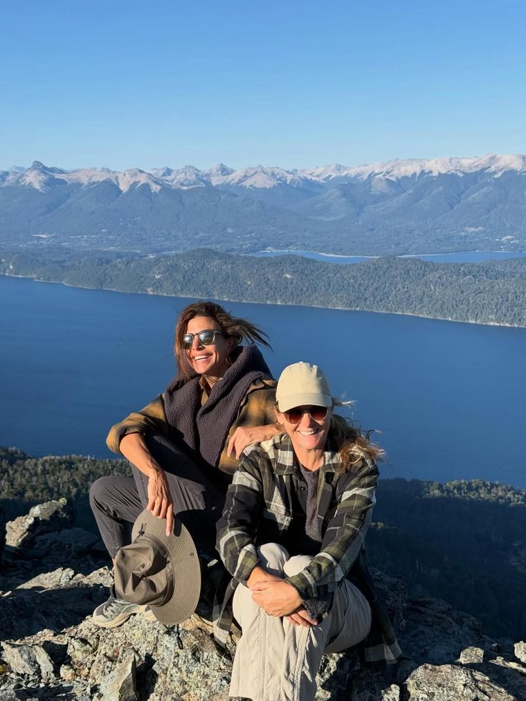 El estilo "outdoor" de la empresaria: camisa le&ntilde;adora y calzado t&eacute;cnico para enfrentar los senderos patag&oacute;nicos.