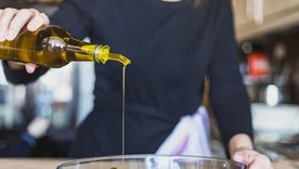 Entre los productos prohibidos por la Anmat se encuentra un aceite de oliva elaborado en Mendoza. Foto: Freepik