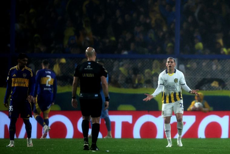 El delantero reclamó falta. Foto: Fotobaires