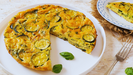 Esta receta de tortilla de calabacín es tan versátil que en algunos hogares se considera una receta base para añadir otras verduras según la temporada.