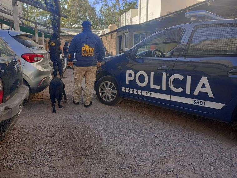 El operativo en la playa de estacionamiento que utilizaba la banda narco como base operativa.&nbsp;