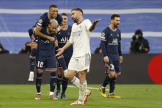 Mbappé subido sobre Neymar, autor de una asistencia magnífica. Foto: EFE