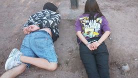 La pareja tras ser detenida en las cercanías del Parque General San Martín.&nbsp;