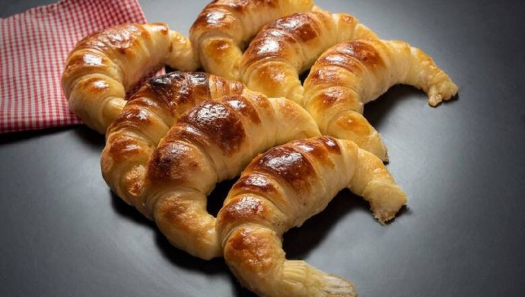 Cómo hacer unas deliciosas medialunas de manteca sin TACC (Shutterstock).