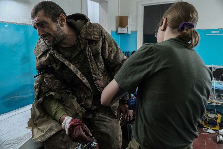 Los médicos militares tratan a los heridos en un punto de estabilización cerca de la ciudad de primera línea de Bakhmut. Foto: EPA-EFE/Maria Senovilla