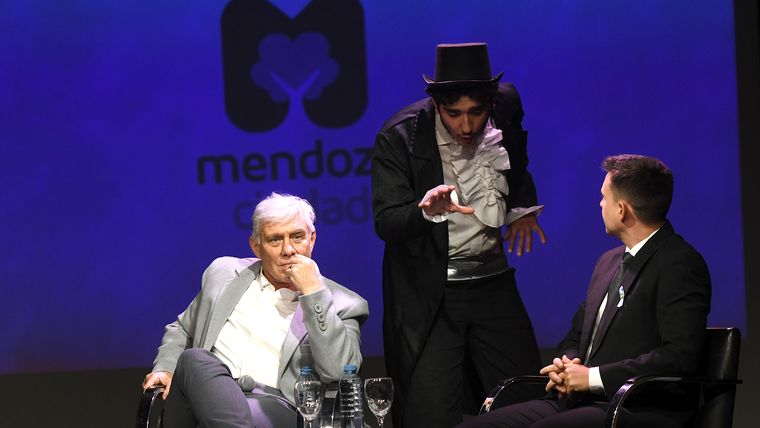 Los actores, que interrumpían intencionalmente la charla entre Gustavo Capone y Julián Imazio, estaban infiltrados entre el público. Los actores, que interrumpían intencionalmente la charla entre Gustavo Capone y Julián Imazio, estaban infiltrados entre el público.