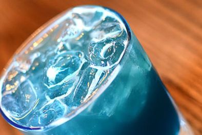 MDZol | La cerveza azul se elabora con el agua de icebergs derretidos yrecolectada en el mar de Ojotsk frente a la costa de Japón Foto: SoyChef - https://soychef.today/__export/1603488020426/sites/soychef/img/2020/10/23/w-beer-cocktail.jpg_715985292.jpg