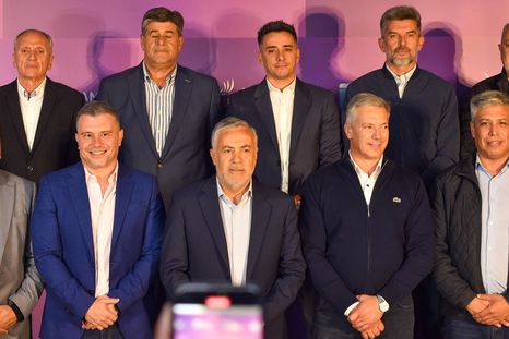 Cornejo y los intendentes oficialistas, que, si se aprueba la reforma, tendrán más responsabilidades.&nbsp;