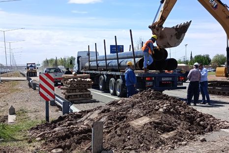Los operarios municipales trabajan 24 horas en el Acceso Sur. Los operarios municipales trabajan 24 horas en el Acceso Sur.