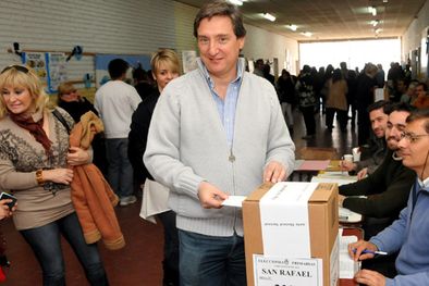 MDZol | Omar y Emir Félix, en su turno para votar. Foto: Mediamza.com