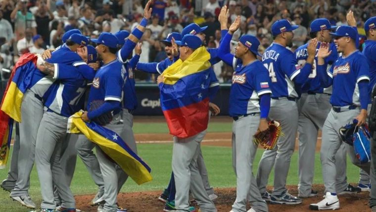 Delcy Rodríguez festeja y los jugadores de Venezuela también, tras la victoria sobre Estados Unidos. Foto Efe Delcy Rodríguez festeja y los jugadores de Venezuela también, tras la victoria sobre Estados Unidos. Foto Efe
