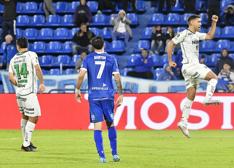 Michael Santos erró el penal y todo Sarmiento lo festeja. El equipo de Junín logró un triunfazo y aprovechó para presumir en las redes. Foto: FotoBaires