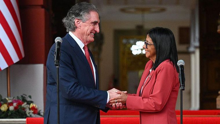 La presidenta encargada de Venezuela, Delcy Rodríguez, recibió al secretario del Interior de Estados Unidos, Doug Burgum, en Miraflores este miércoles.