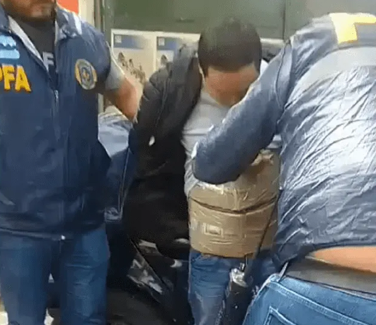 Detuvieron a tres chinos con medio millón de dólares pegados a sus cuerpos Foto: NA
