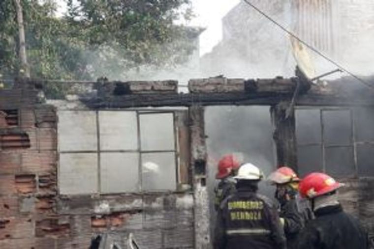 Bomberos y personal policial trabajaron en el lugar. Imagen ilustrativa