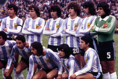 Abajo a la derecha, Galván, por cuya salud se preocupa el fútbol argentino. Foto: El Gráfico