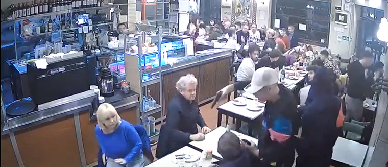 Uno de los ladrones con su arma de fuego Foto: captura de video