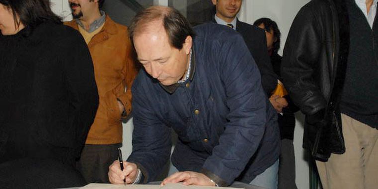 El legislador nacional participó de la visita que Lavagna realizó a la Zona Este y firmó el libro de visitas de Bodegas Crotta. Foto: Nacho Gaffuri / MDZ