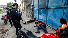 Integrantes de la Policía de Río de Janeiro custodian a dos personas durante un operativo policial Integrantes de la Policía de Río de Janeiro custodian a dos personas durante un operativo policial