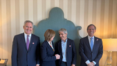 Luis Caputo y Pablo Quirno junto a las máximas autoridades de Chevron.&nbsp;