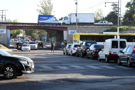 El nuevo esquema en las laterales del Acceso Este ya es parte de la rutina. Así se comporta el tránsito en la intersección de Rondeau y Arenales. El nuevo esquema en las laterales del Acceso Este ya es parte de la rutina. Así se comporta el tránsito en la intersección de Rondeau y Arenales.