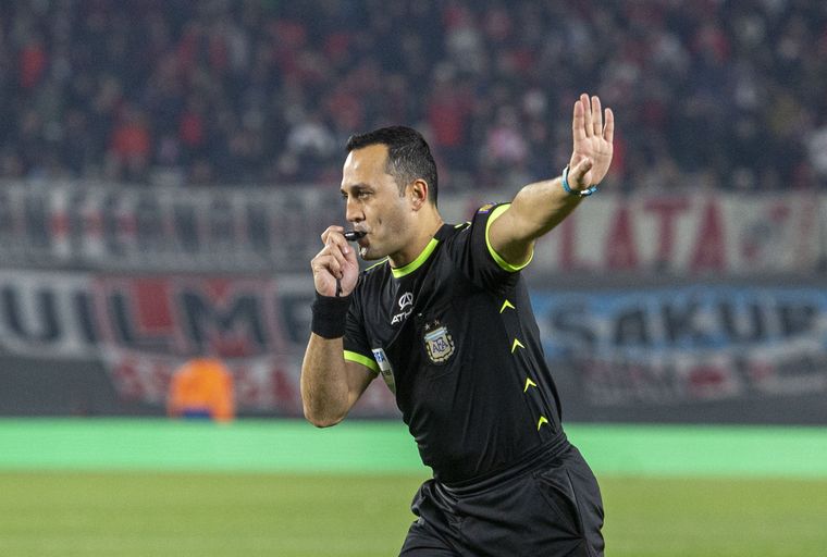 Fernando Espinoza explotó contra la dirección nacional de arbitraje.