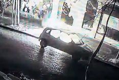 El hombre incendió su auto para cobrar el seguro, pero fue descubierto y detenido Foto: Captura de video