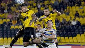 Milton Céliz y Darío Benedetto van arriba ante Santiago Ascacíbar y Milton Costa. A pesar de todas las dificultades, Boca suma en Ecuador. Milton Céliz y Darío Benedetto van arriba ante Santiago Ascacíbar y Milton Costa. A pesar de todas las dificultades, Boca suma en Ecuador.