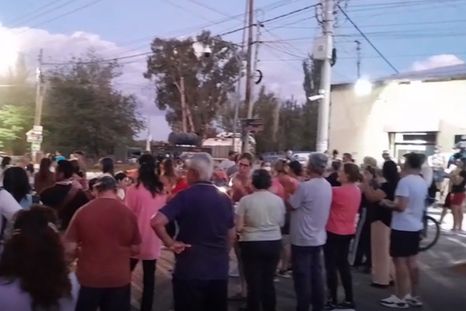 Decenas de vecinos se reunieron para reclamar por los desbordes cloacales en Los Corralitos. Decenas de vecinos se reunieron para reclamar por los desbordes cloacales en Los Corralitos.