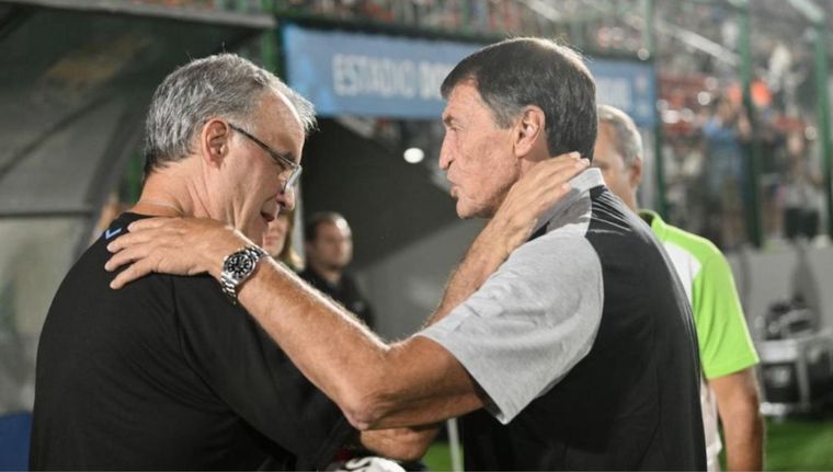 Bielsa y Falcioni se saludan antes del partido. Foto: Redes Sociales