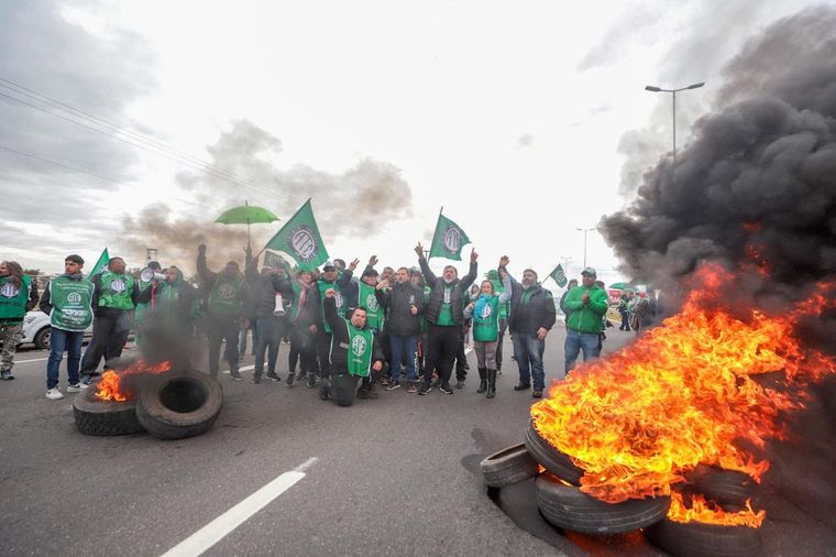 Sindicalistas de ATE cortaron los accesos en el aeropuerto de Córdoba Foto: ATE