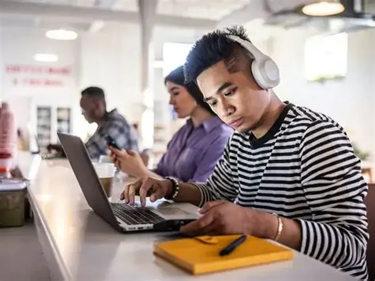 Durante décadas, el contrato psicológico entre empresas y trabajadores se sostuvo sobre una promesa implícita: estabilidad a cambio de lealtad. Durante décadas, el contrato psicológico entre empresas y trabajadores se sostuvo sobre una promesa implícita: estabilidad a cambio de lealtad.
