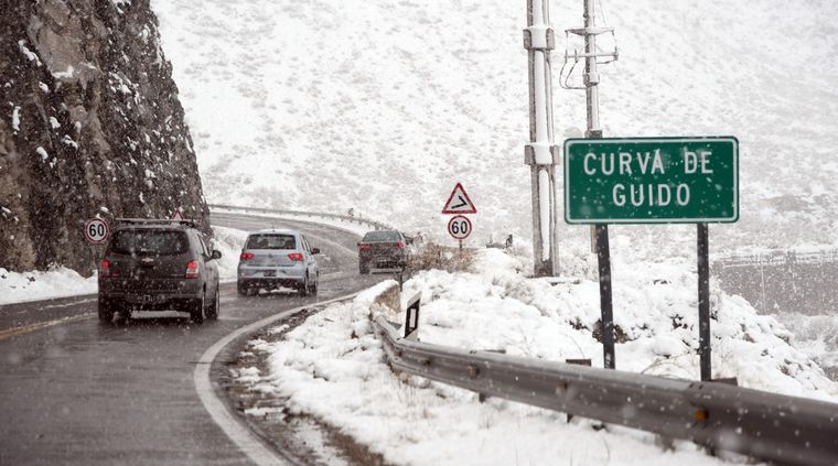 Manejar por zonas nevadas implica asumir una serie de cuidados adicionales. Foto: ALF PONCE MERCADO / MDZ