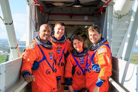 Los astronautas deberán cumplir con estudios. Los astronautas deberán cumplir con estudios.