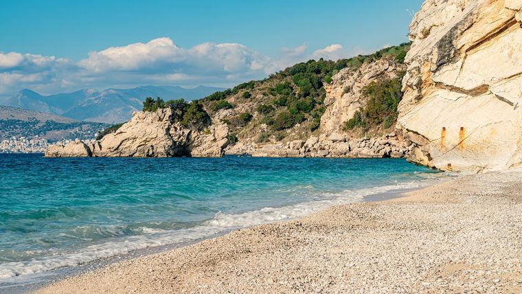 Playa Agua Caliente es uno de los rincones naturales más llamativos de Baja California Sur.