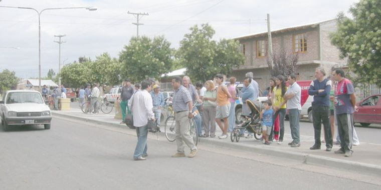 Vecinos de Tupungato frente al domicilio donde ocurrió la tragedia.