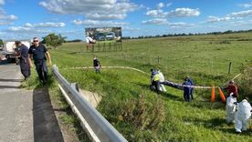 La Policía y los peritos trabajando en la escena. Foto: TELAM